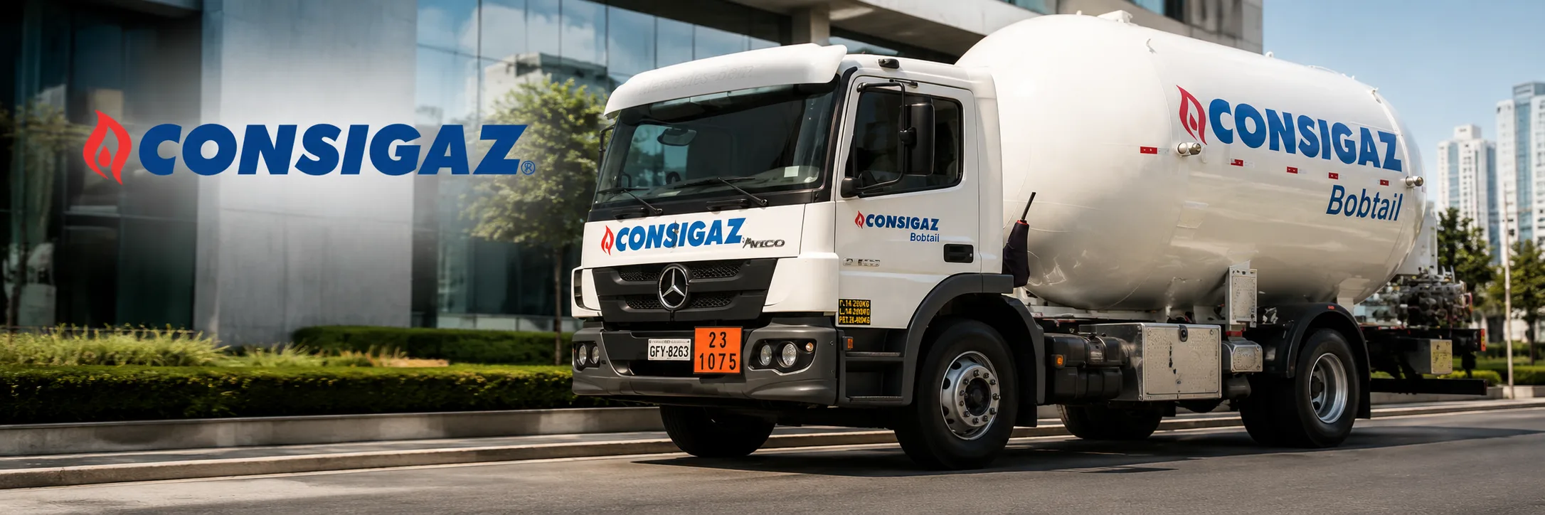 Caminhão CONSIGAZ com operação de distribuição de gás GLP